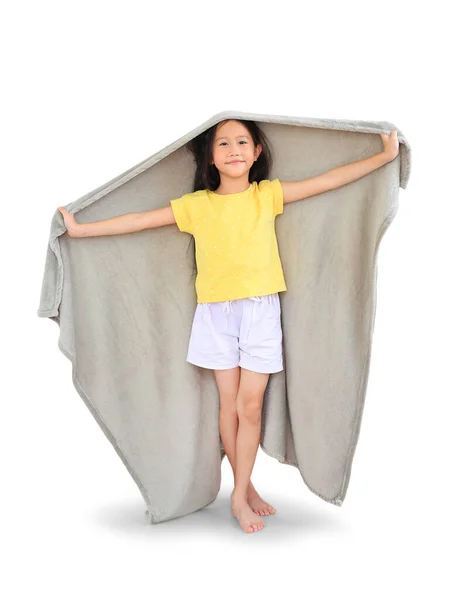 Menina Pequena Menina Asiática Com Cabeça Coberta Cobertor Cinza Macio — Fotografia de Stock