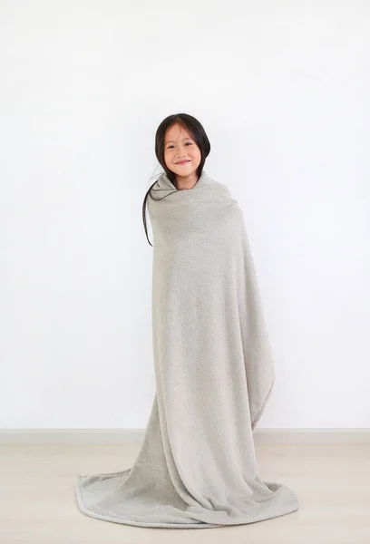 Ασιατική Χαριτωμένο Κοριτσάκι Στέκεται Τυλιγμένο Μαλακό Γκρι Κουβέρτα Εσωτερική Πλήρες — Φωτογραφία Αρχείου