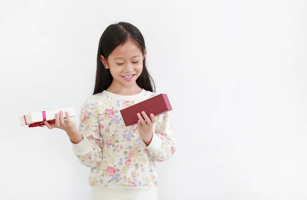 Gelukkig Aziatisch Klein Meisje Terwijl Open Geschenkdoos Witte Achtergrond Gelukkig — Stockfoto