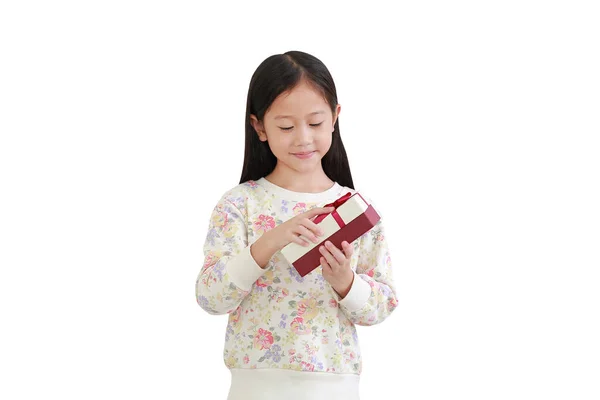 Sorrindo Asiático Pequena Criança Menina Com Caixa Presente Fundo Branco — Fotografia de Stock
