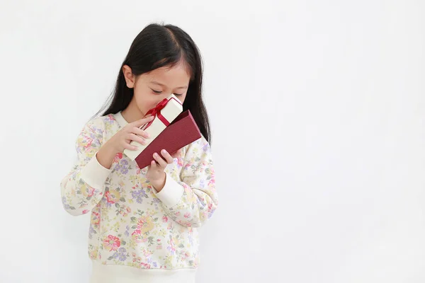 Opgewonden Weinig Aziatische Kid Meisje Met Gift Box Witte Achtergrond — Stockfoto