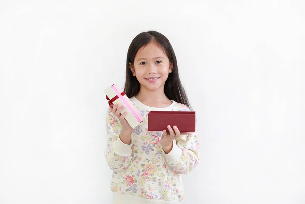 Menina Asiática Feliz Enquanto Abre Caixa Presente Fundo Branco Feliz — Fotografia de Stock