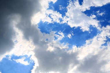 Mavi gökyüzü arka planında beyaz kabarık bulut