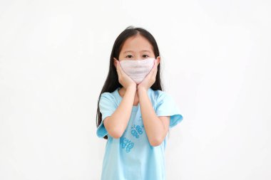 Islak mendil kullanan küçük Asyalı kız beyaz arka planda burnunu ve ağzını koruyor. Koronavirüs (Covid-19) enfeksiyon konsepti