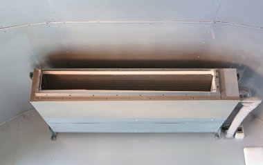 Havalandırma ünitesi duvarda asılı..