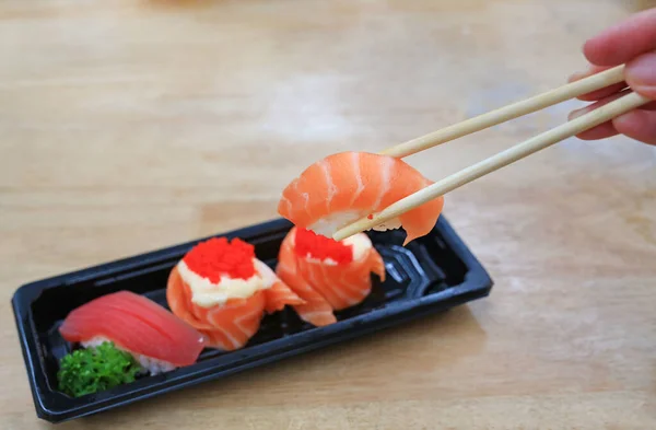 Sushi Owoce Morza Zestaw Pałeczki Czarnej Tacy Drewnianym Stole Kuchnia — Zdjęcie stockowe