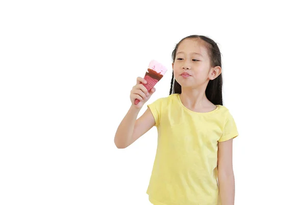 Πορτρέτο Ασιατικό Κοριτσάκι Τρώει Παγωτό Χωνάκι Απομονωμένο Λευκό Φόντο — Φωτογραφία Αρχείου