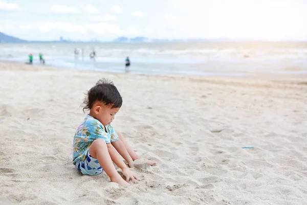 Küçük Asyalı Çocuğun Plajda Kumla Eğlenen Portresi — Stok fotoğraf