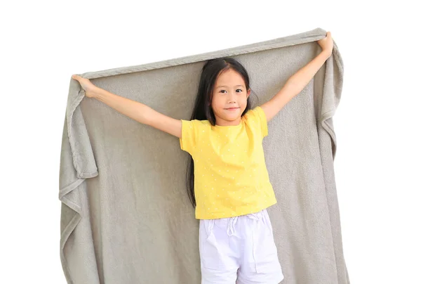 Sorrindo Asiático Criança Pequena Capa Cabeça Com Cobertor Cinza Isolado — Fotografia de Stock