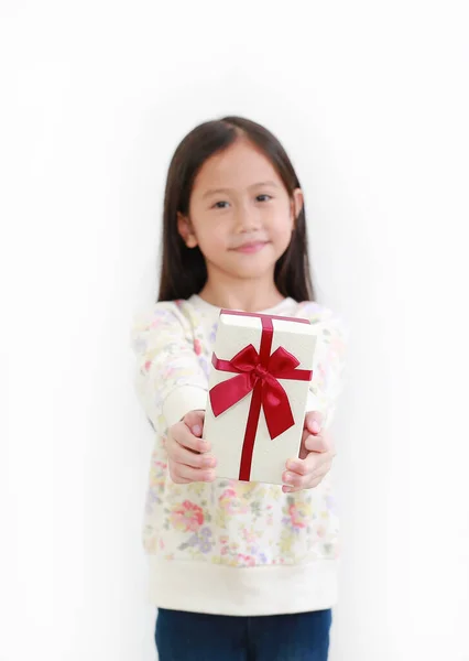 Pouco Menina Asiática Dar Lhe Uma Caixa Presente Fundo Branco — Fotografia de Stock