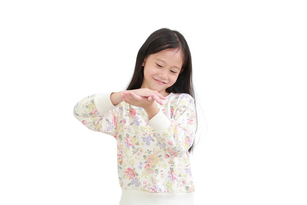 Pouco Menina Asiática Aplicando Loção Mãos Sobre Fundo Branco — Fotografia de Stock
