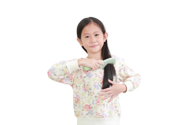 Souriant Asiatique Petit Enfant Fille Peigner Les Cheveux Longs Sur — Photo