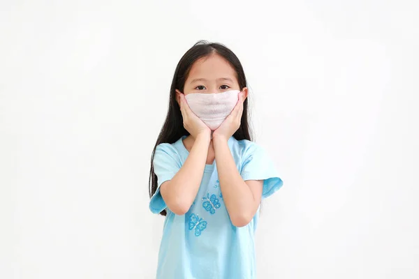 Gadis Asia Kecil Yang Menggunakan Tisu Basah Melindungi Hidung Dan — Stok Foto