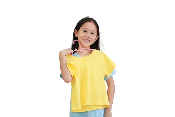 Asiático Menina Tentando Uma Camisa Amarela Fundo Branco — Fotografia de Stock