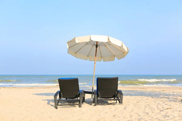 Пляжні Стільці Піщаному Пляжі Білою Парасолькою Хмарному Блакитному Небі Сонці — стокове фото