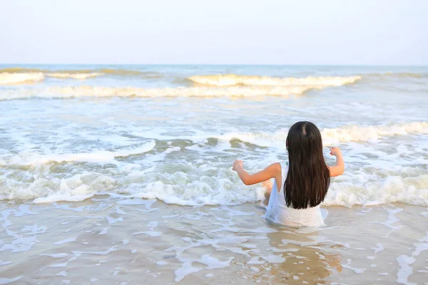 Rückansicht Von Asiatisch Mädchen Sitting Auf Die Strand — Stockfoto