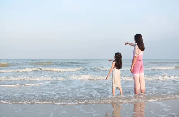 Asiática Mamá Hija Relajarse Playa Vacaciones Madre Señalando Algo Con — Foto de Stock