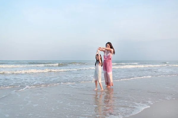 Asian Mom Daughter Relax Dancing Together Sea Beach Vacation Time — Stock Photo, Image
