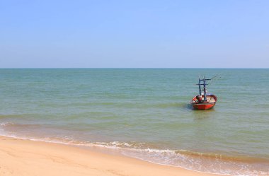 Tayland sahilinde yüzen balıkçı teknesi.