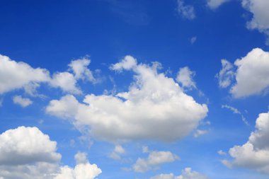 Beyaz kabarık bulut arkaplanlı mavi gökyüzü