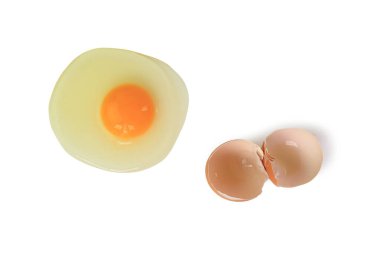 Çiğ tavuk yumurtası ve kabukları beyaz arka planda izole edilmiş. Üst görünüm