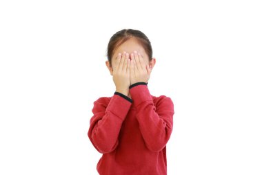 Gözleri kapayan küçük Asyalı kızın portresi beyaz arka planda izole edilmiş, kırpma yolu ile..