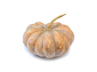 Beyaz arkaplanda taze turuncu balkabağı izole edilmiş.