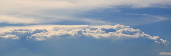 Schöner Blauer Himmel Mit Weißem Flauschigem Wolkenhintergrund — Stockfoto