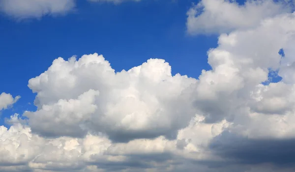 Vacker Blå Himmel Med Vit Fluffig Moln Bakgrund — Stockfoto