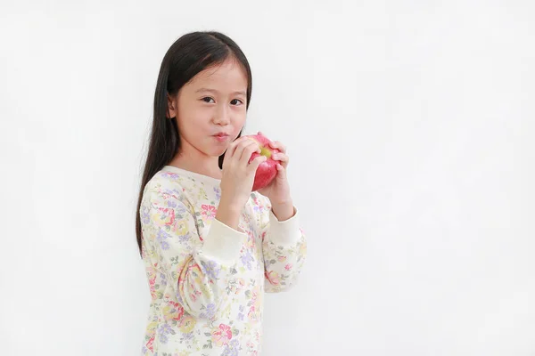 Χαμογελώντας Ασιατικό Κοριτσάκι Κρατώντας Κόκκινο Μήλο Στα Χέρια Πάνω Από — Φωτογραφία Αρχείου