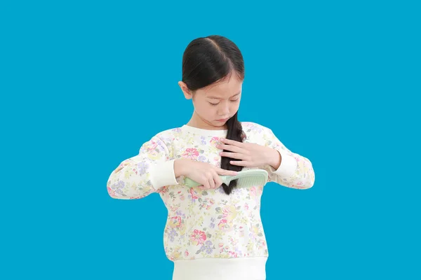 Pouco Asiático Menina Pequena Pentear Cabelos Longos Isolados Fundo Azul — Fotografia de Stock