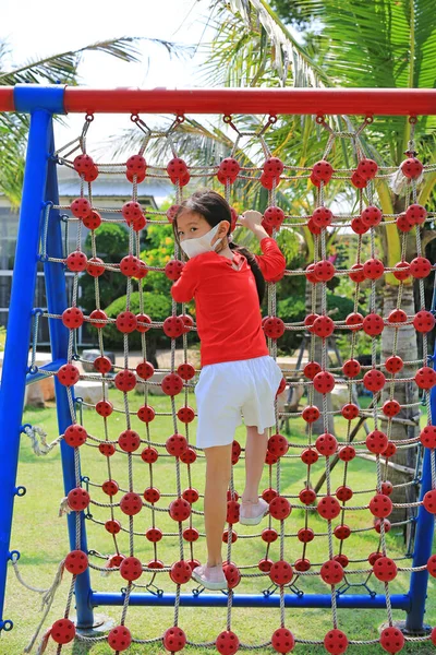 Asiática Niña Usando Una Máscara Protectora Mientras Juega Escalada Red —  Fotos de Stock