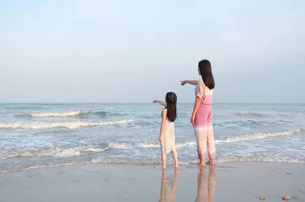 Mamá Hija Relajan Playa Vacaciones Madre Señalando Algo Con Niña — Foto de Stock