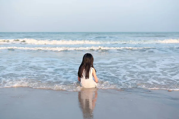 Vista Trasera Chica Asiática Sentada Playa — Foto de Stock