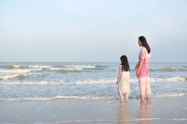 Asiática Mamá Hija Relajarse Mar Playa Vacaciones — Foto de Stock