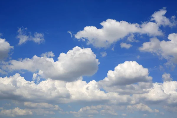 Langit Biru Dengan Latar Belakang Awan Halus Putih — Stok Foto