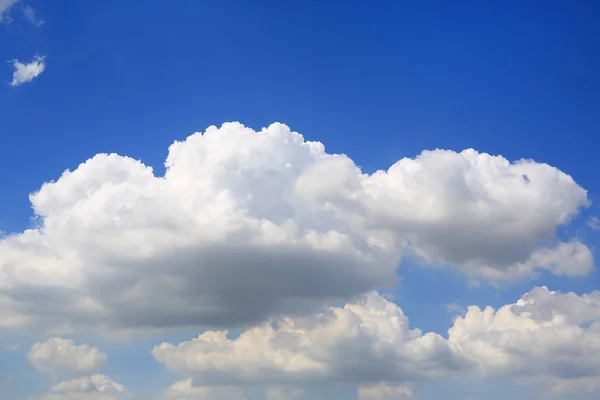 Langit Biru Dengan Latar Belakang Awan Halus Putih — Stok Foto