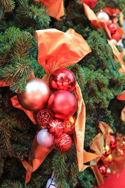 Parlak Renkli Toplarla Süslenmiş Noel Ağacı — Stok fotoğraf