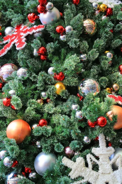 Parlak Renkli Toplarla Süslenmiş Noel Ağacı — Stok fotoğraf