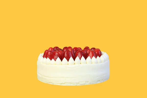 Gâteau Aux Fraises Isolé Sur Fond Jaune — Photo