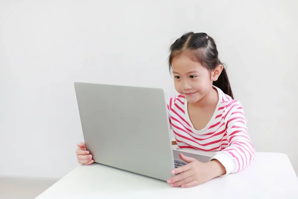 Bella Asiatica Bambina Seduta Alla Scrivania Utilizzando Computer Portatile Rimanere — Foto Stock