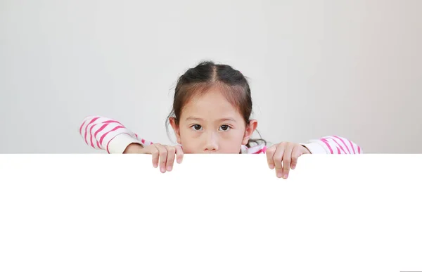 Pouco Asiático Criança Com Placa Vazia Para Seu Texto Isolado — Fotografia de Stock