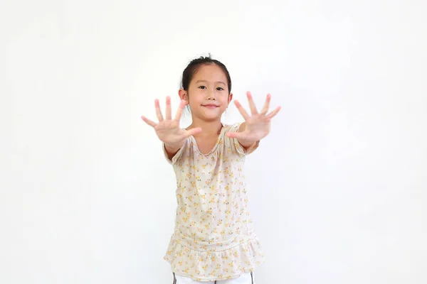 Портрет Азиатской Маленькой Девочки Жестикулирует Руками Раздвигая Пальцы Белом Фоне — стоковое фото