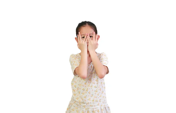 Ritratto Bambina Asiatica Che Copre Gli Occhi Mentre Guarda Attraverso — Foto Stock