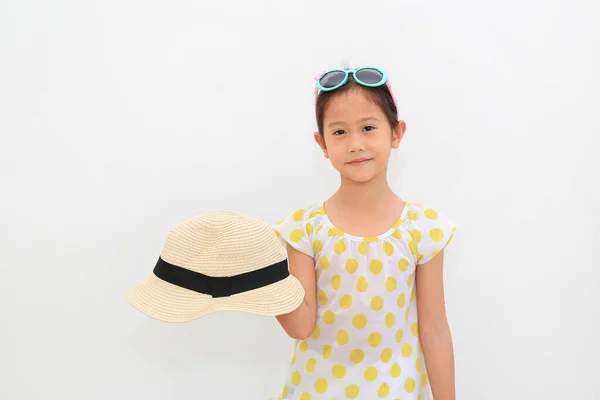 Chica Asiática Con Gafas Sol Sosteniendo Sombrero Paja Aislado Sobre — Foto de Stock