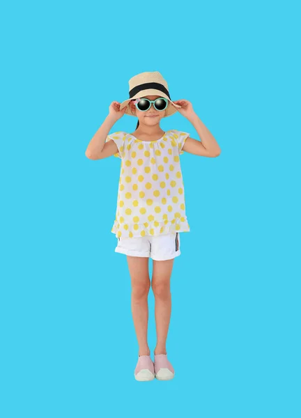 Asiatisk Liten Flicka Bär Solglasögon Och Halmhatt Isolerad Ljusblå Bakgrund — Stockfoto