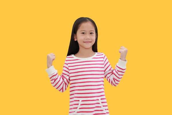 Χαμογελαστό Ασιατικό Κοριτσάκι Που Σηκώνει Χέρια Ψηλά Και Κάνει Δυνατή — Φωτογραφία Αρχείου