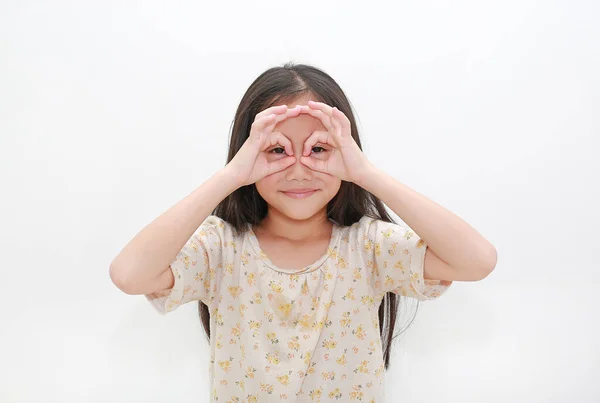 Bonito Jovem Ásia Menina Olhando Através Imaginário Binocular Isolado Branco — Fotografia de Stock
