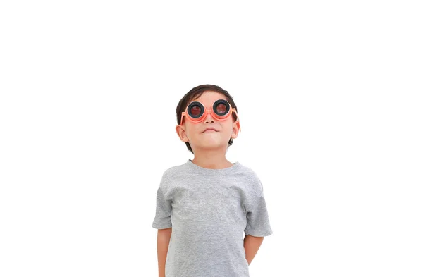 Mały Chłopiec Okularach Teleskopowych Spoglądający Białe Tło Odizolowany Kid Koncepcja — Zdjęcie stockowe