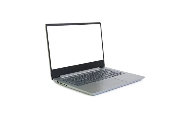 白の背景に白の画面が隔離されたノートパソコン 空のスペースとクリッピングパスを持つノートPc — ストック写真
